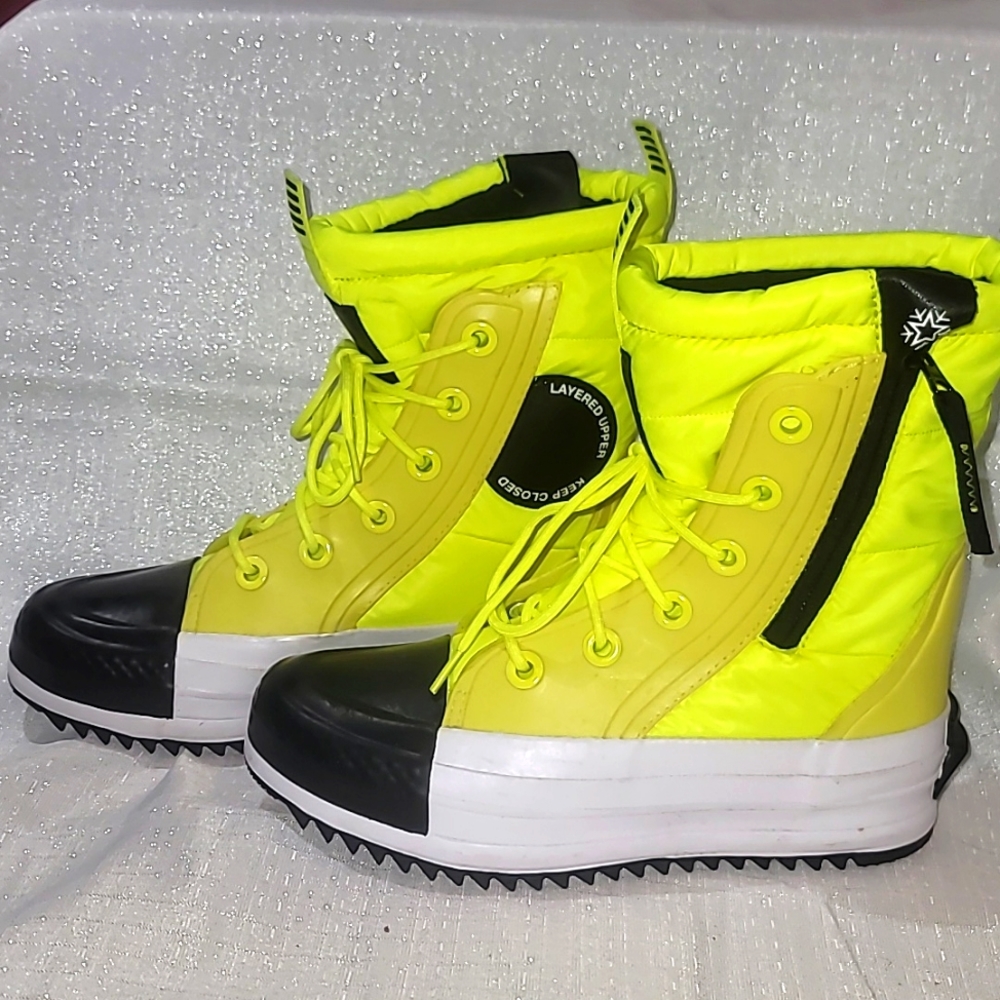 Womans Converse platform winter boots size 5